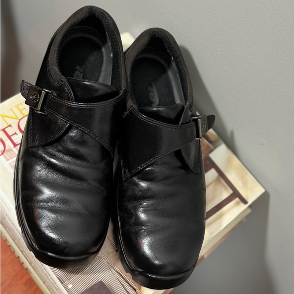 Teva Men’s Black Leather Loafers size 7 1/2 main image 4
